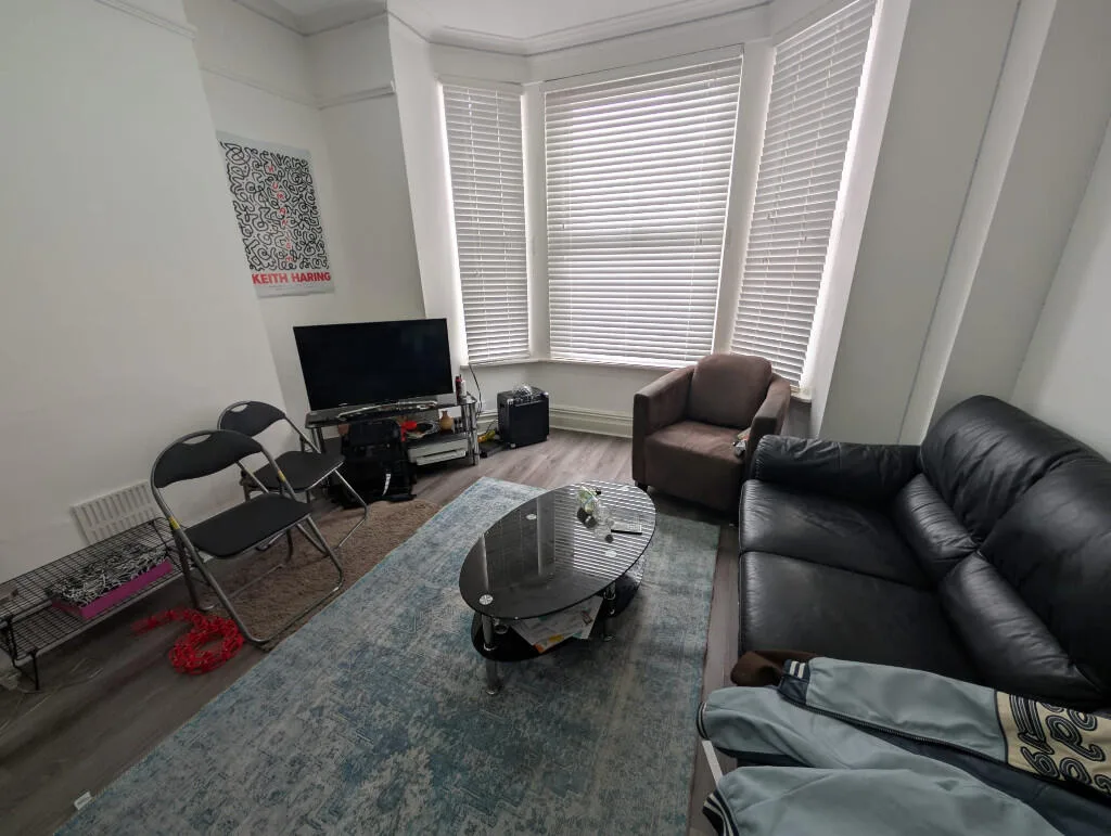 6 bedroom end of terrace house for rent
