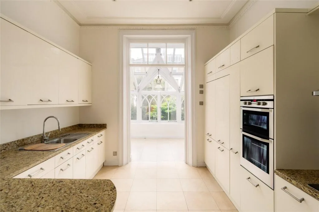 5 bedroom terraced house for rent