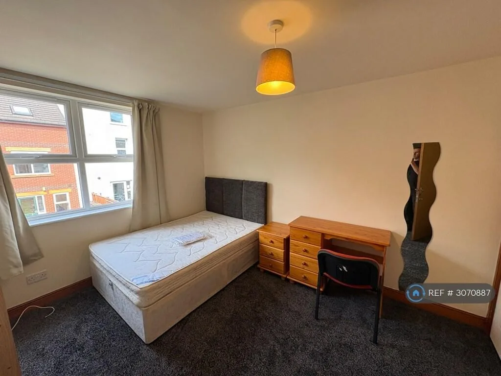 5 bedroom semi-detached house for rent
