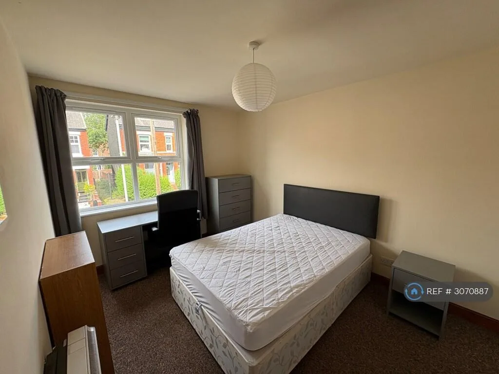 5 bedroom semi-detached house for rent