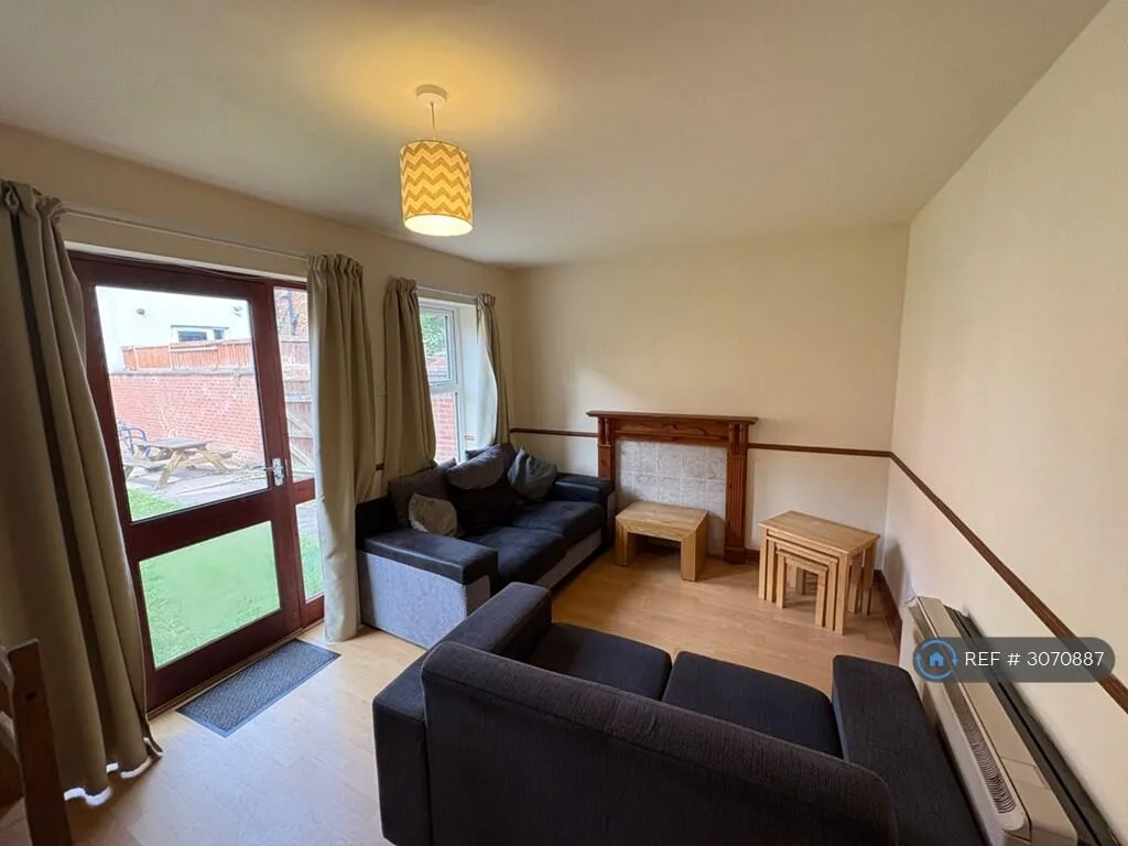 5 bedroom semi-detached house for rent