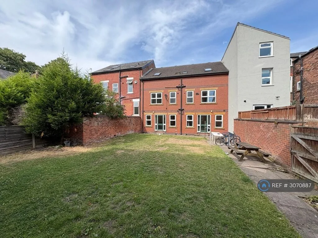 5 bedroom semi-detached house for rent