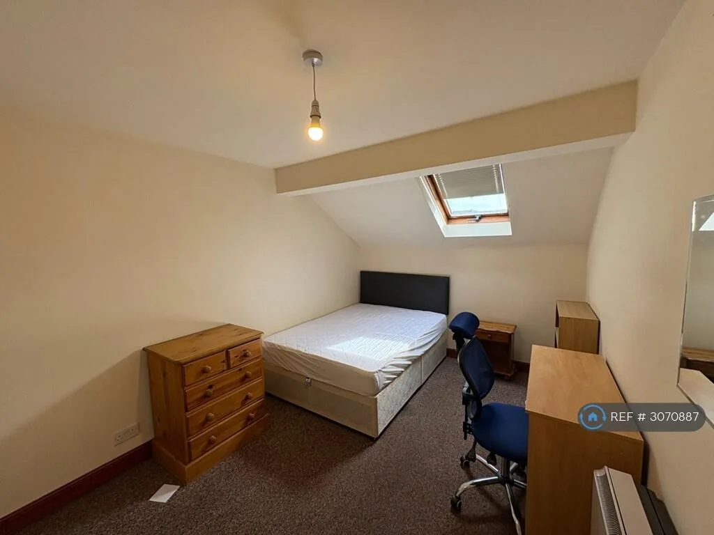 5 bedroom semi-detached house for rent