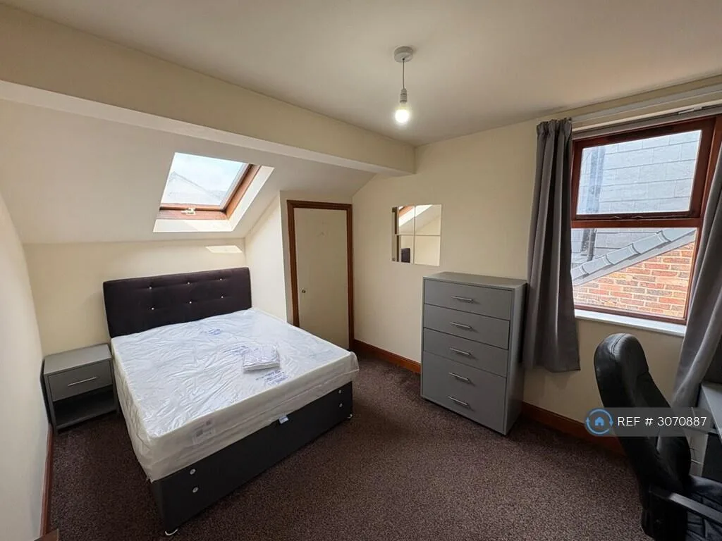 5 bedroom semi-detached house for rent