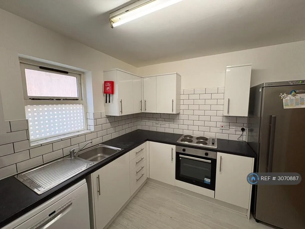 5 bedroom semi-detached house for rent