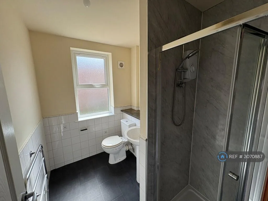 5 bedroom semi-detached house for rent