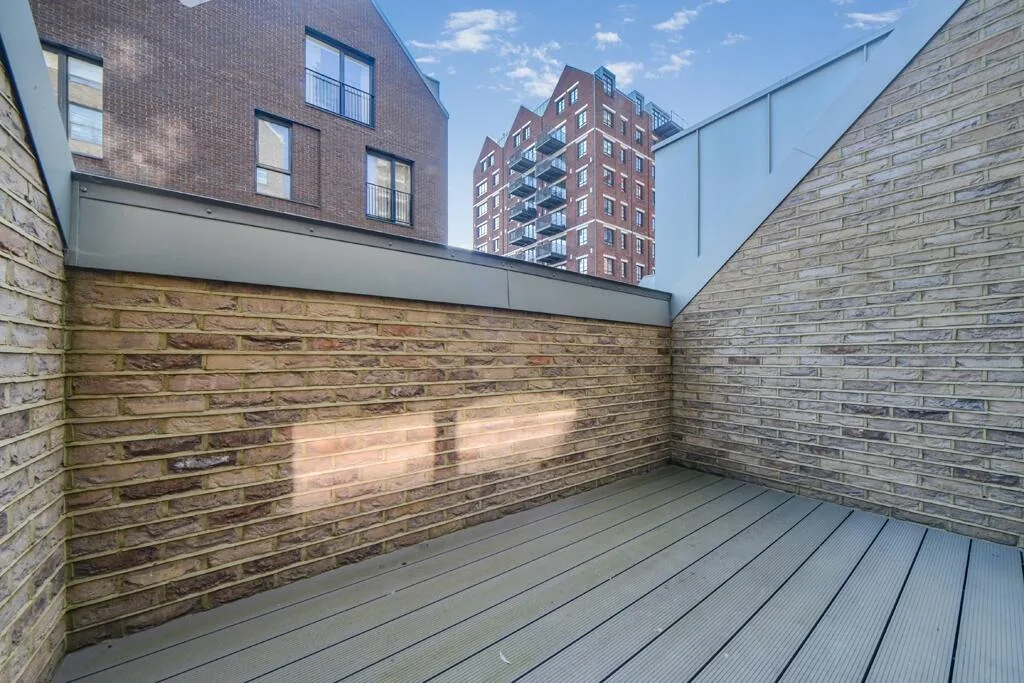 3 bedroom end of terrace house for rent