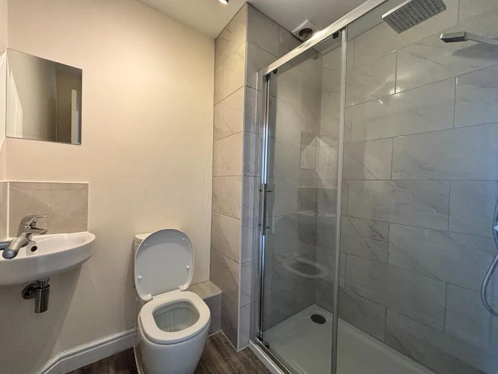 6 bedroom semi-detached house for rent