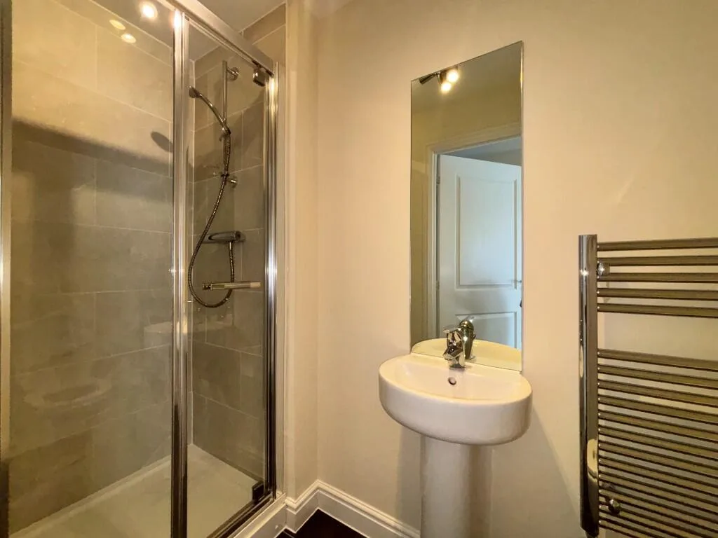 6 bedroom semi-detached house for rent