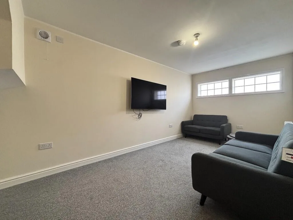 6 bedroom semi-detached house for rent