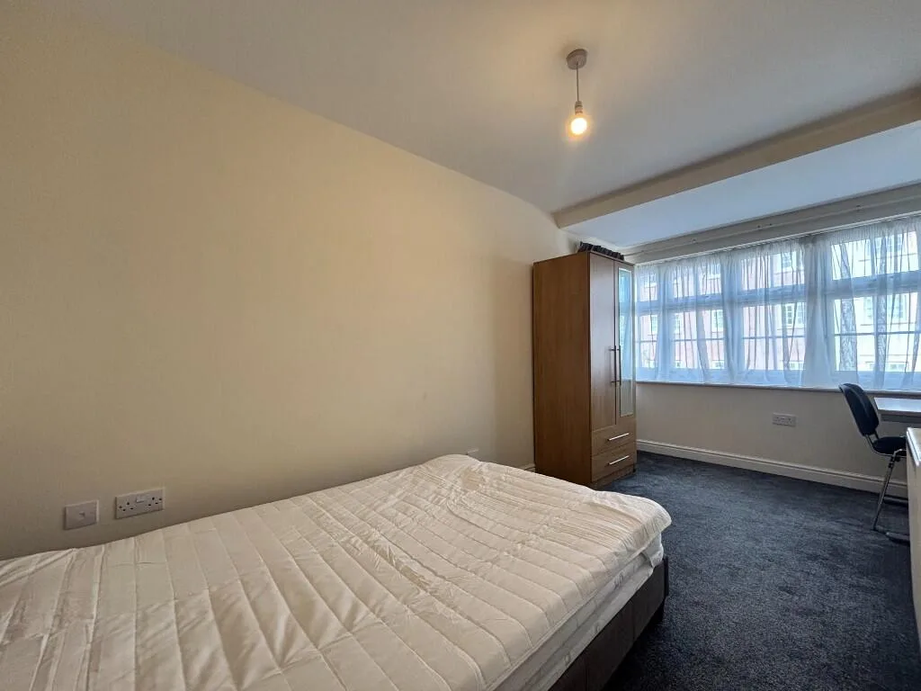 6 bedroom semi-detached house for rent