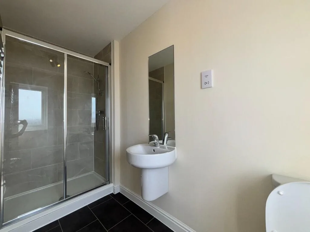 6 bedroom semi-detached house for rent