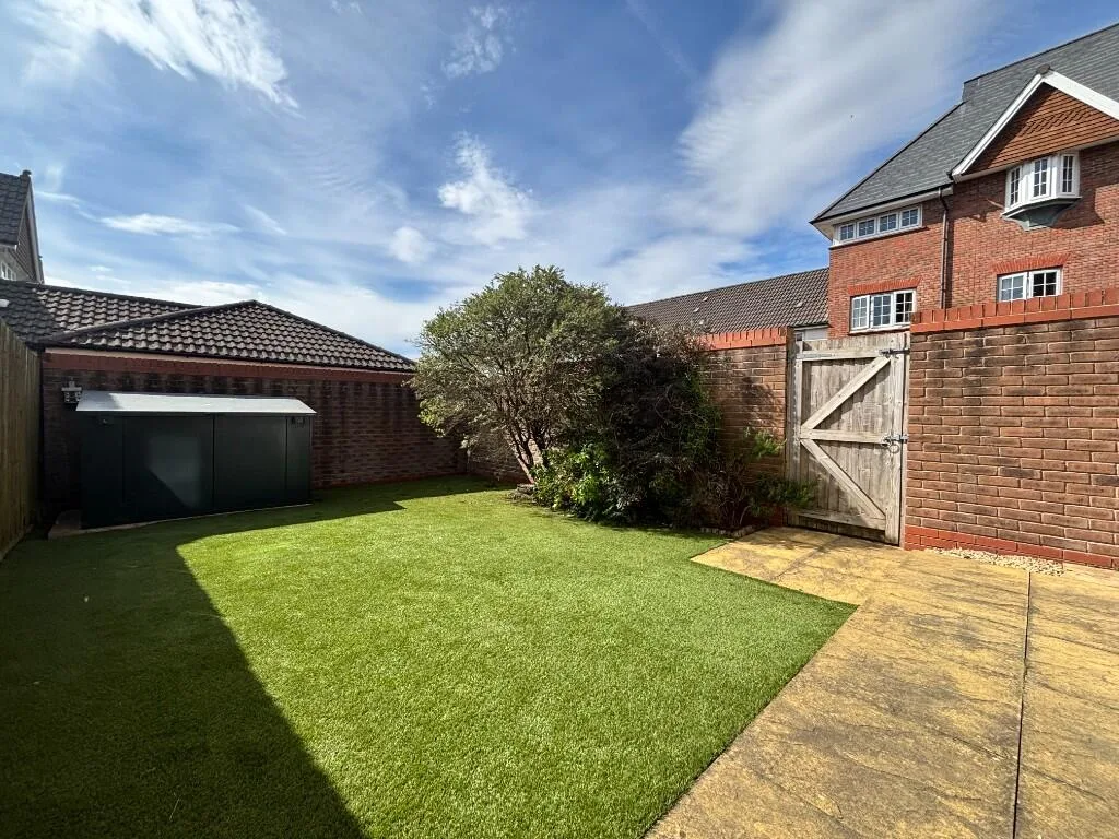 6 bedroom semi-detached house for rent