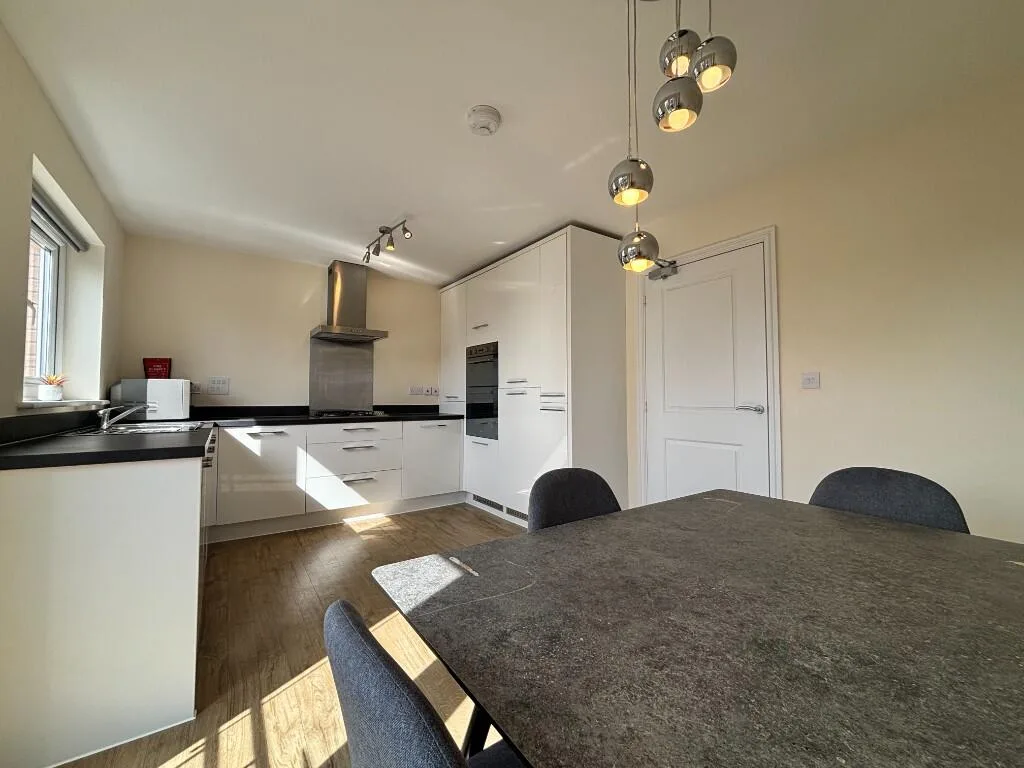 6 bedroom semi-detached house for rent