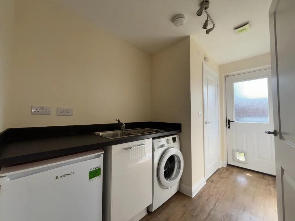 6 bedroom semi-detached house for rent