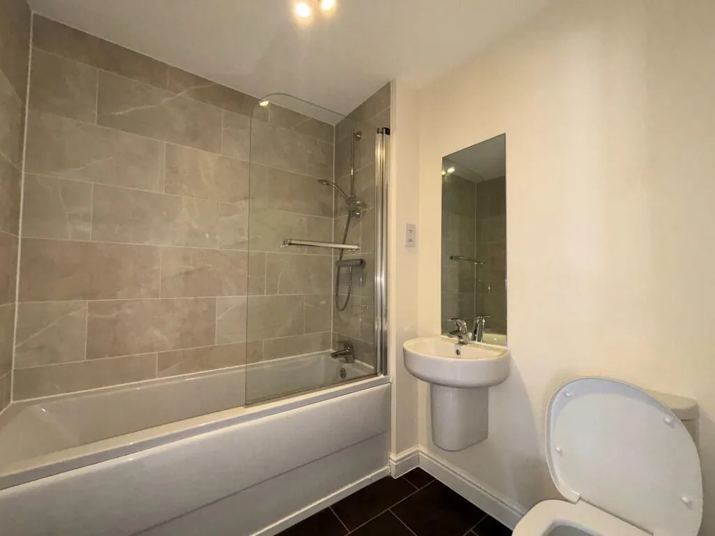 6 bedroom semi-detached house for rent