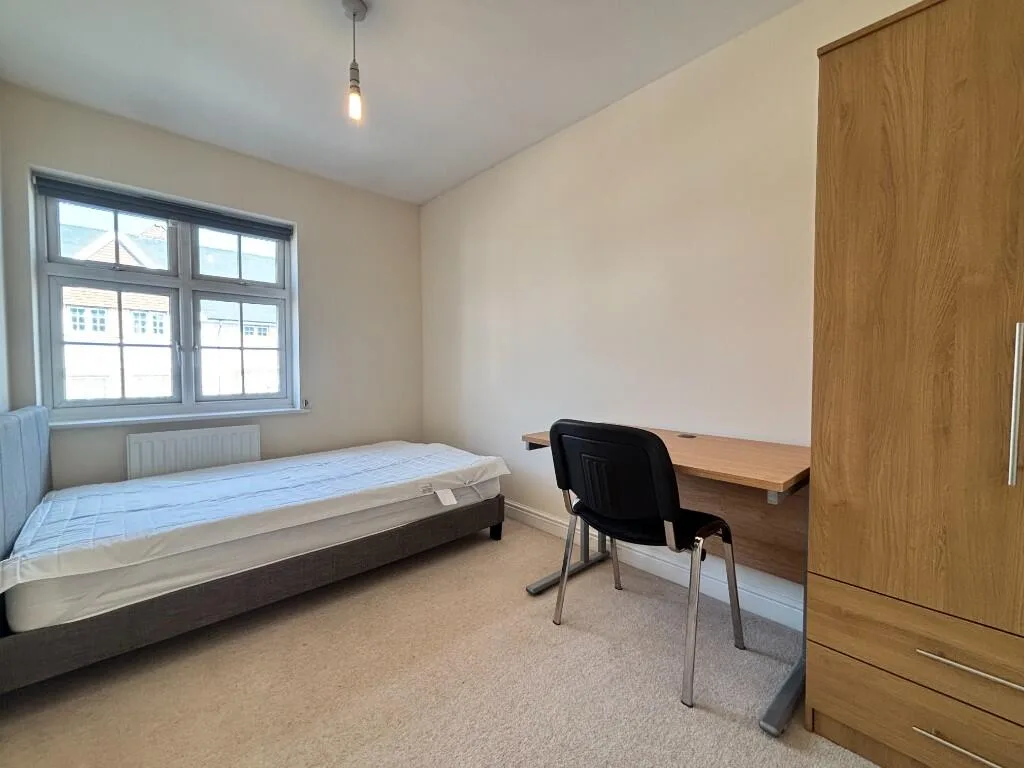 6 bedroom semi-detached house for rent