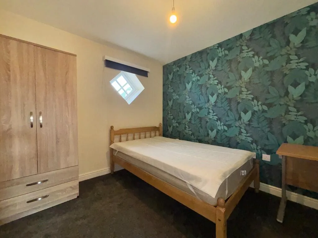6 bedroom semi-detached house for rent