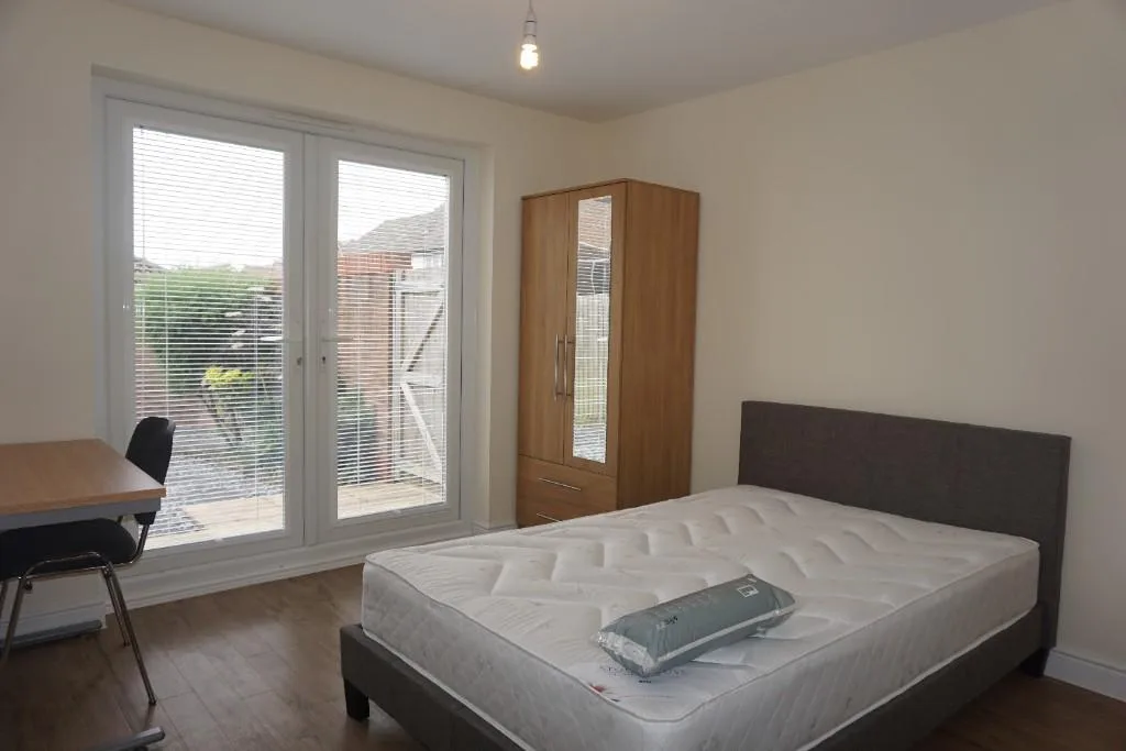 6 bedroom semi-detached house for rent