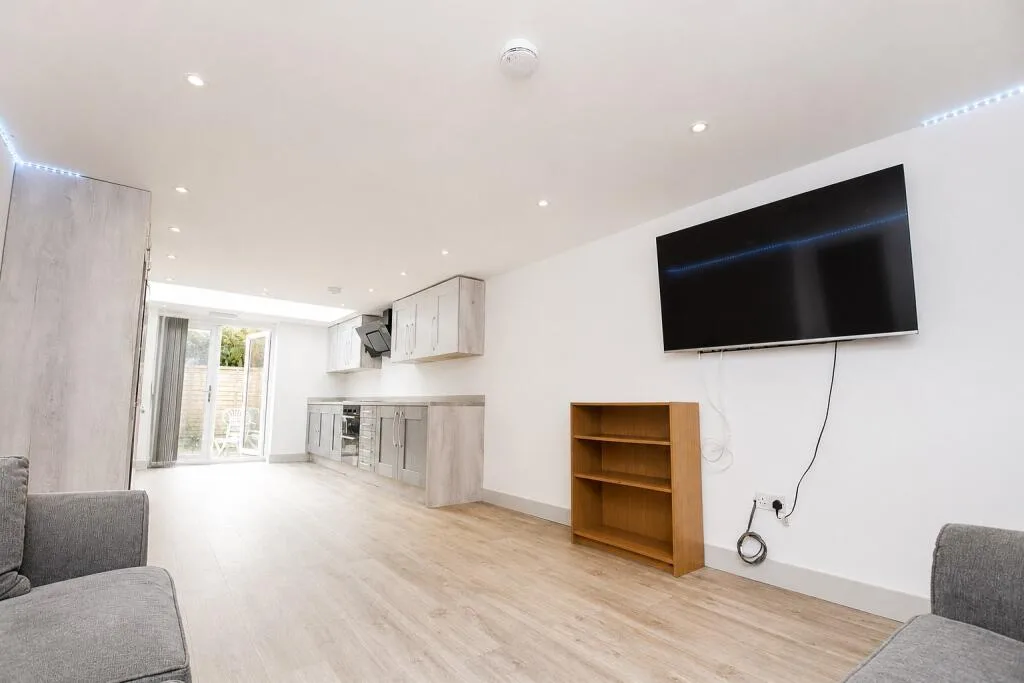 6 bedroom house for rent