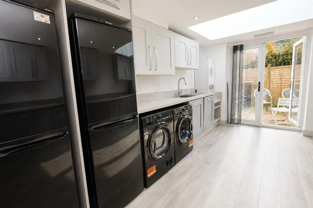 6 bedroom house for rent