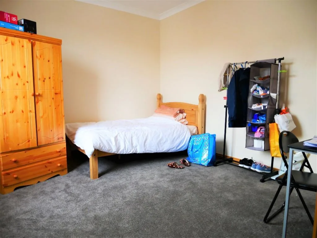 6 bedroom terraced house for rent