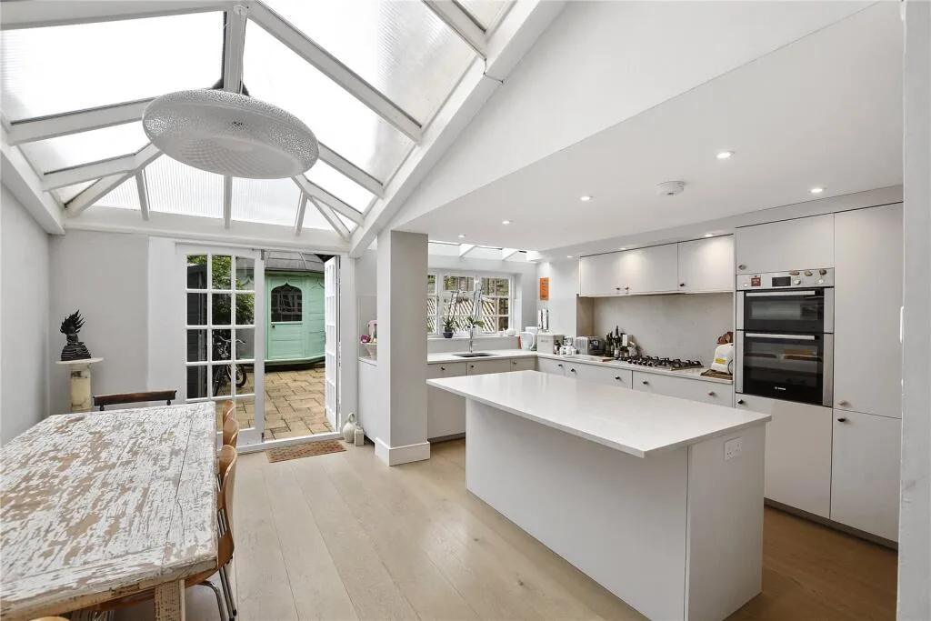 5 bedroom terraced house for rent
