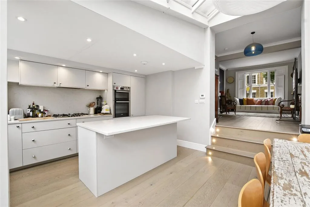 5 bedroom terraced house for rent
