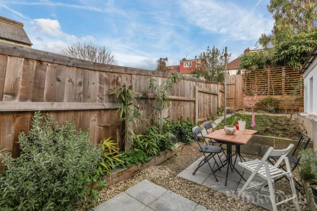 4 bedroom semi-detached house for rent