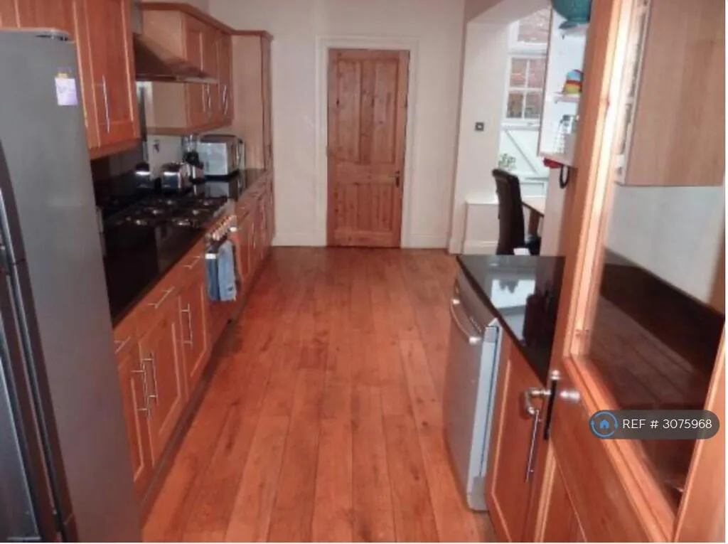 8 bedroom terraced house for rent