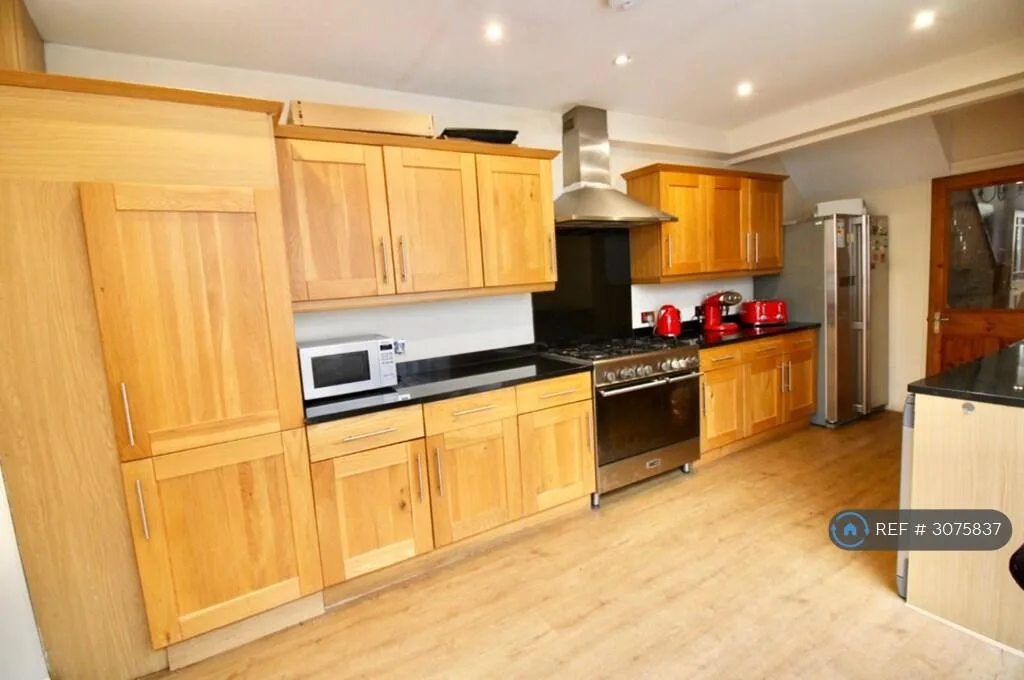 8 bedroom terraced house for rent