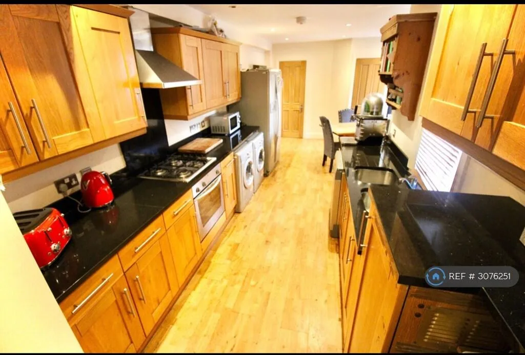 6 bedroom terraced house for rent