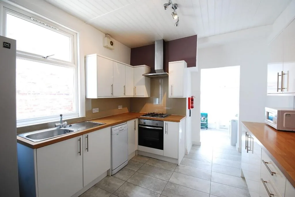 6 bedroom terraced house for rent