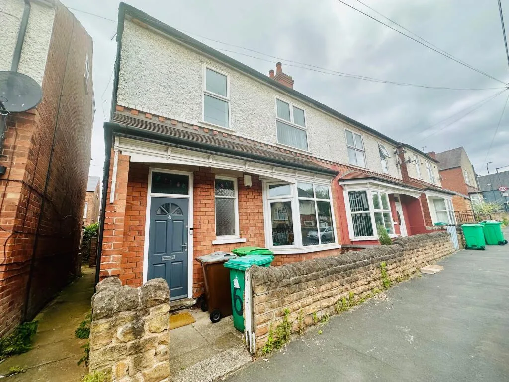 6 bedroom semi-detached house for rent
