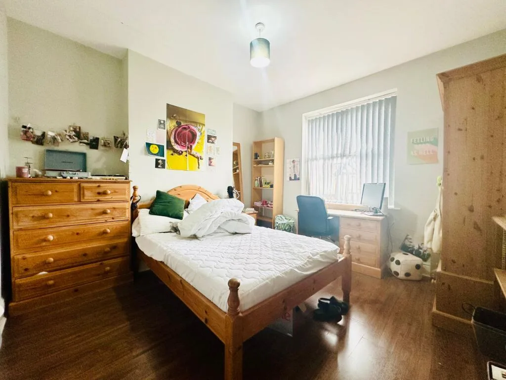 6 bedroom semi-detached house for rent