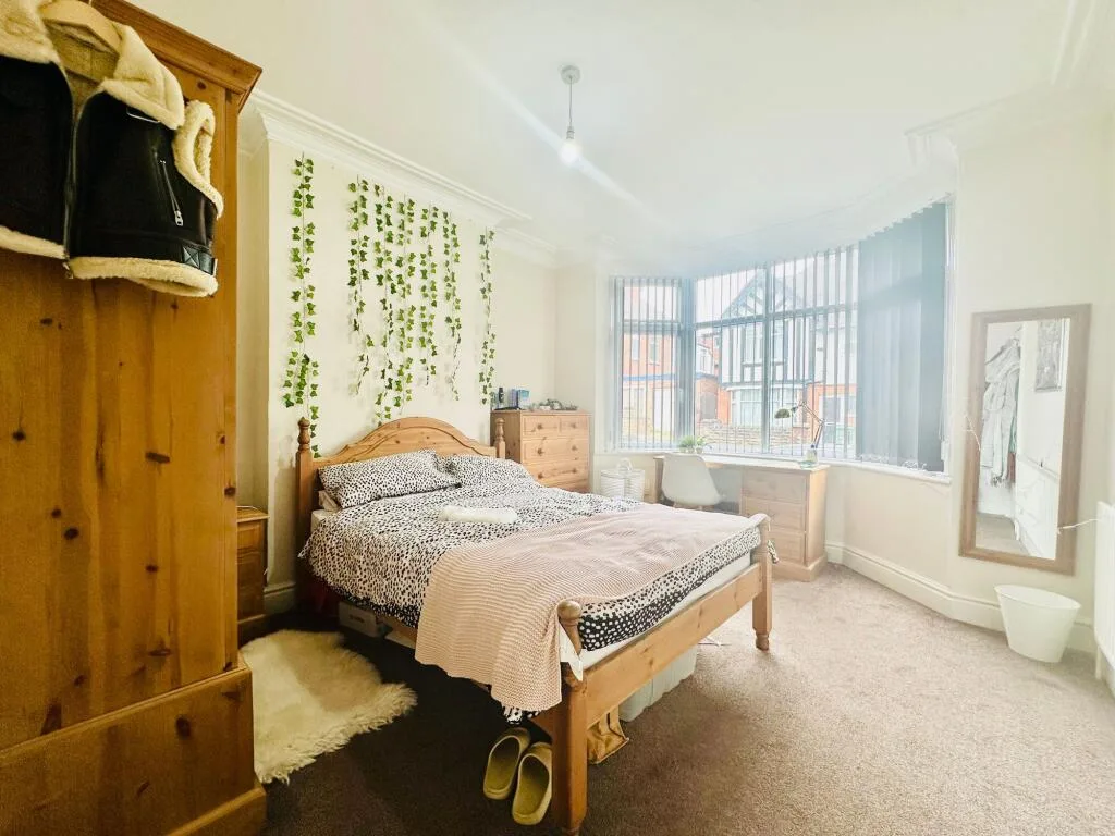 6 bedroom semi-detached house for rent