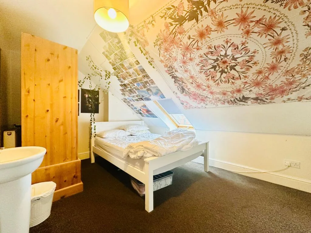 6 bedroom semi-detached house for rent