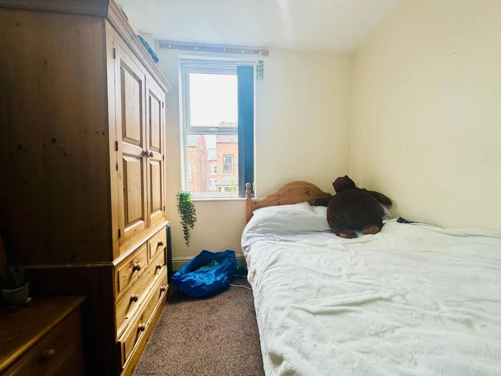 6 bedroom semi-detached house for rent