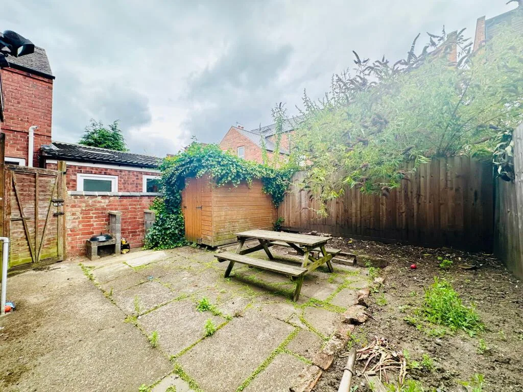 6 bedroom semi-detached house for rent