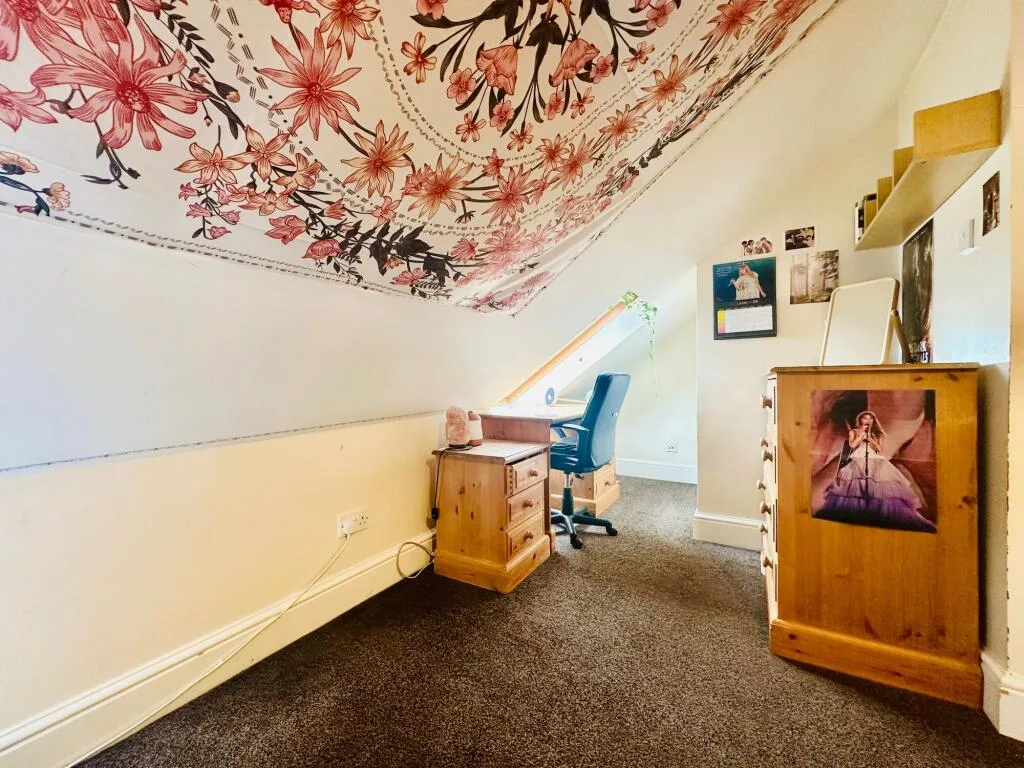 6 bedroom semi-detached house for rent