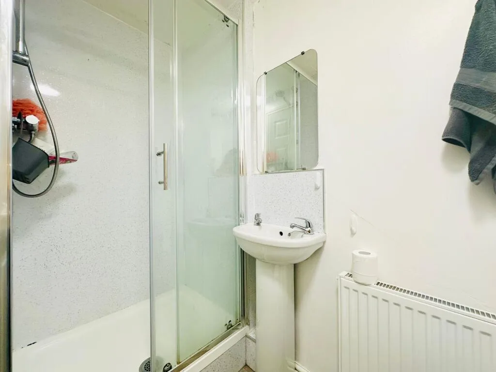 6 bedroom semi-detached house for rent