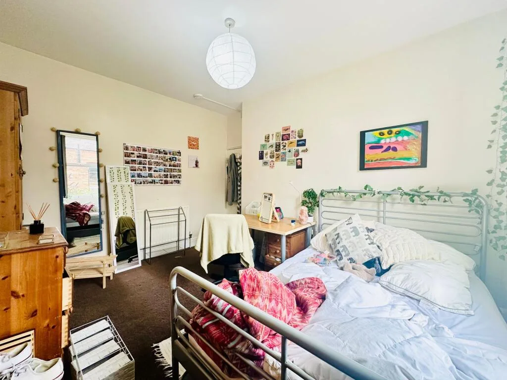 6 bedroom semi-detached house for rent