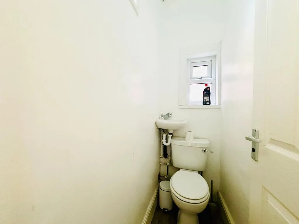 6 bedroom semi-detached house for rent