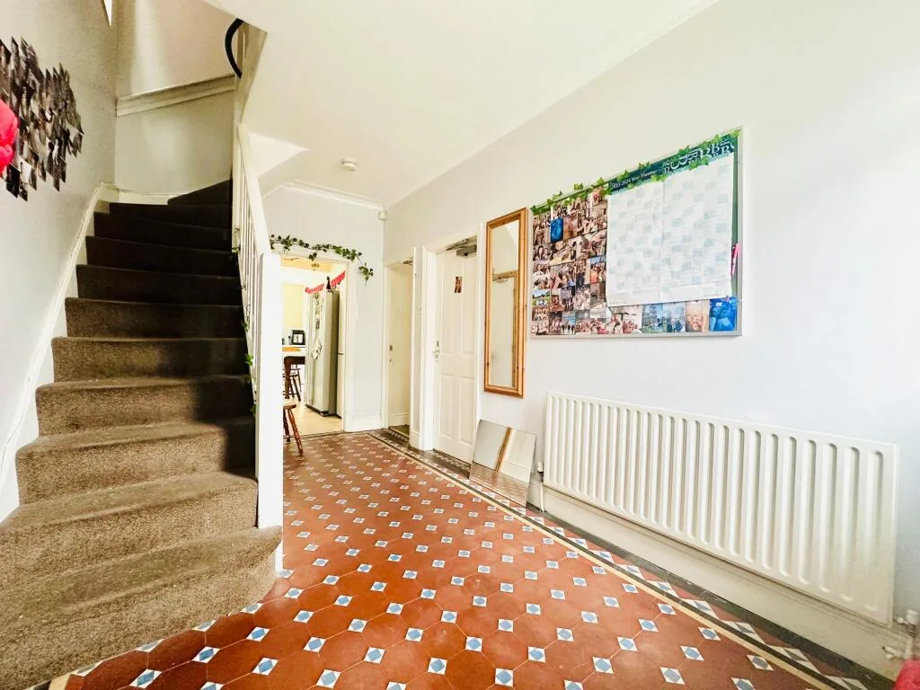 6 bedroom semi-detached house for rent