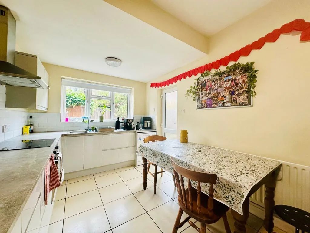 6 bedroom semi-detached house for rent