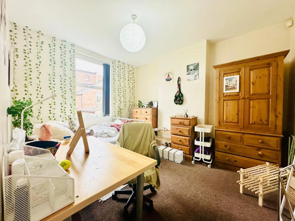 6 bedroom semi-detached house for rent