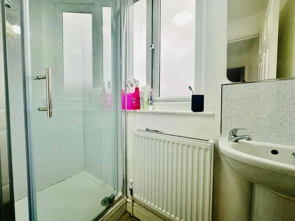 6 bedroom semi-detached house for rent