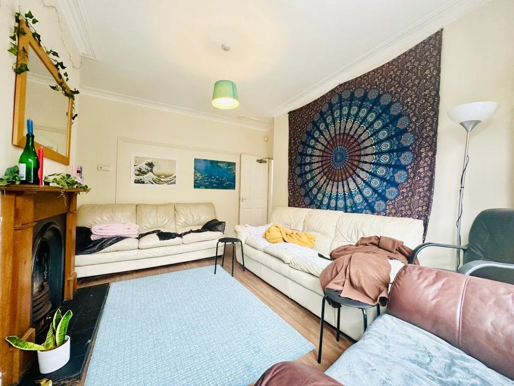 6 bedroom semi-detached house for rent