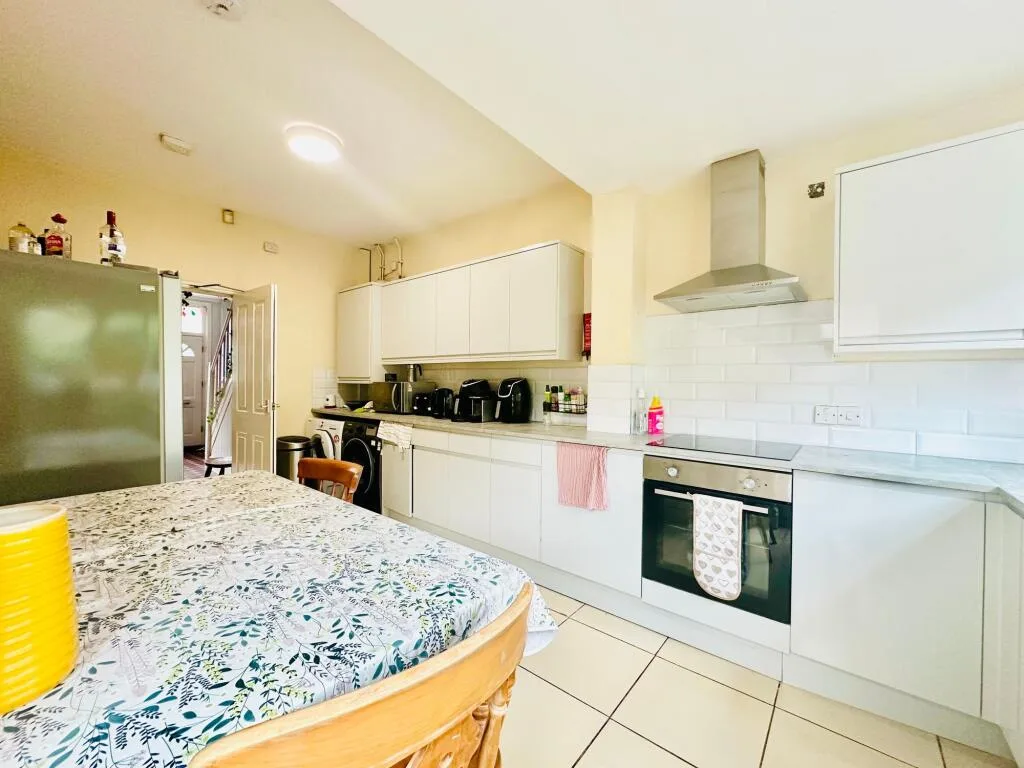 6 bedroom semi-detached house for rent