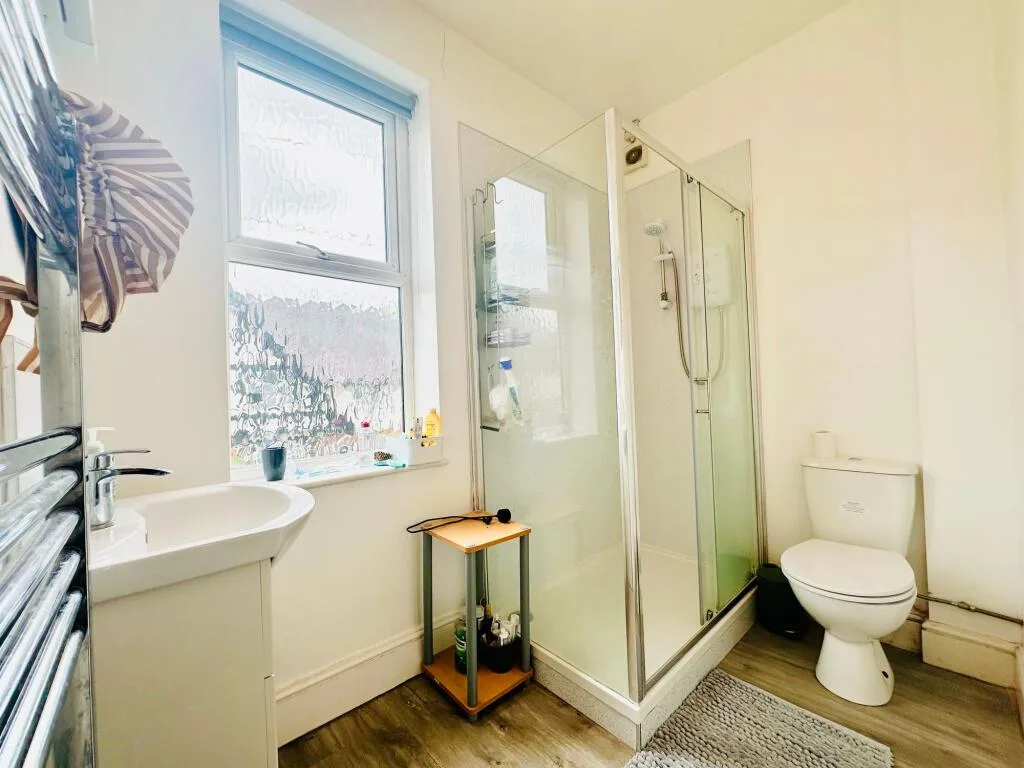 6 bedroom semi-detached house for rent